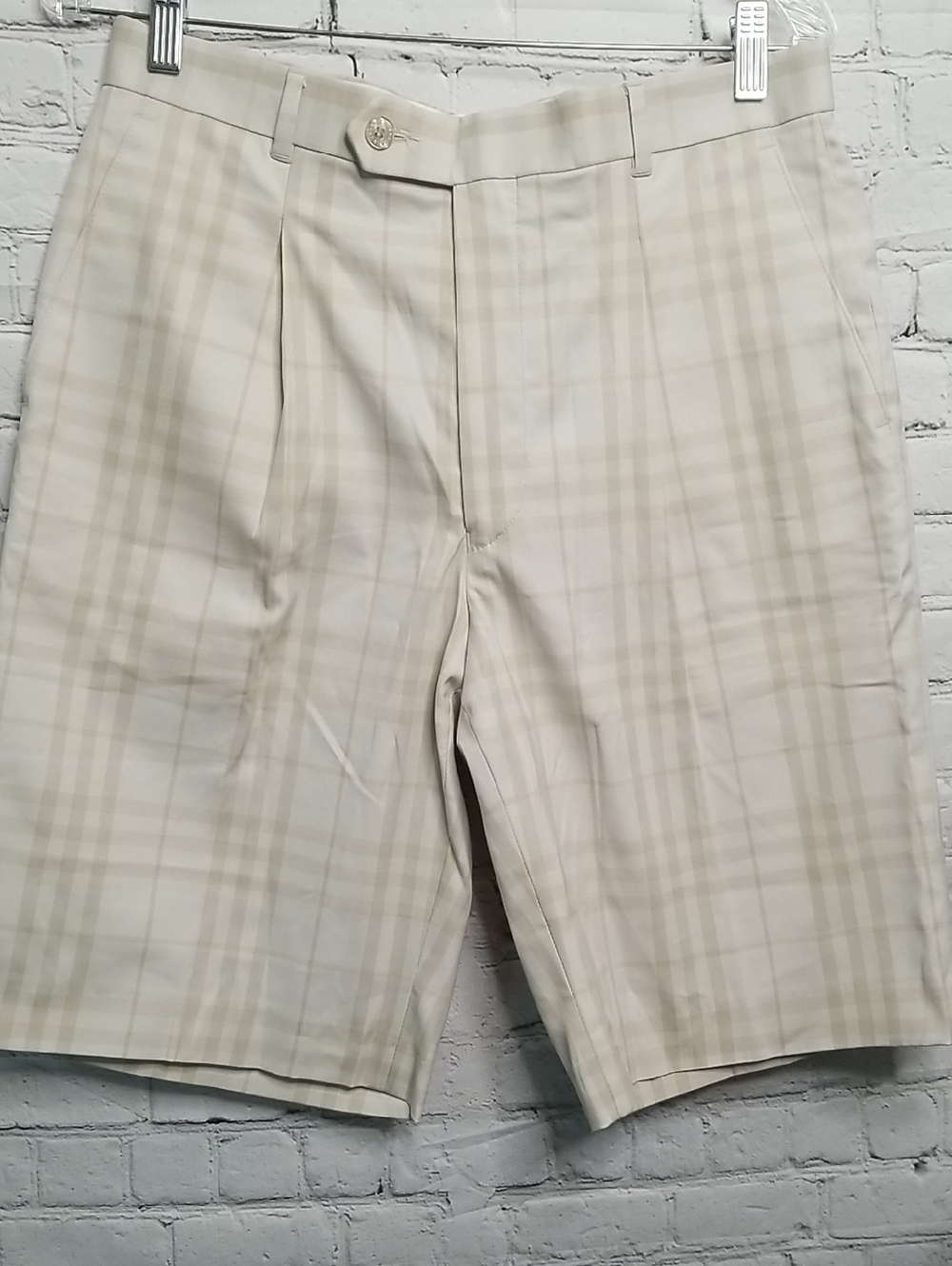 Burberry mens Beige/white Plaid golf shorts size 32 pleated front EUC
